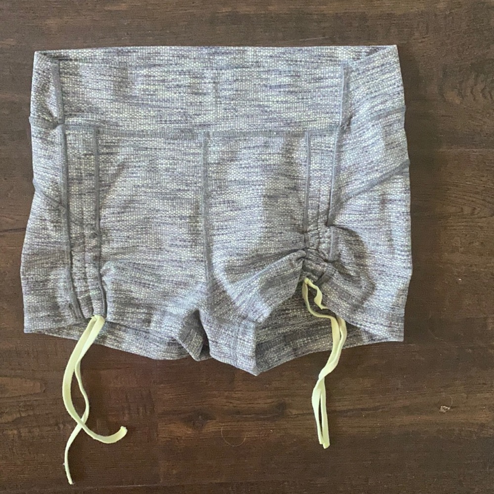 LULULEMON GRAY BOARD BOOTIE SHORTS size 6 EXCELLENT